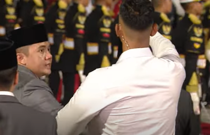 Mayor Teddy tegur Paspampres, yang memayungi Presiden Prabowo Subianto. (tangkap layar Sekretariat Presiden)